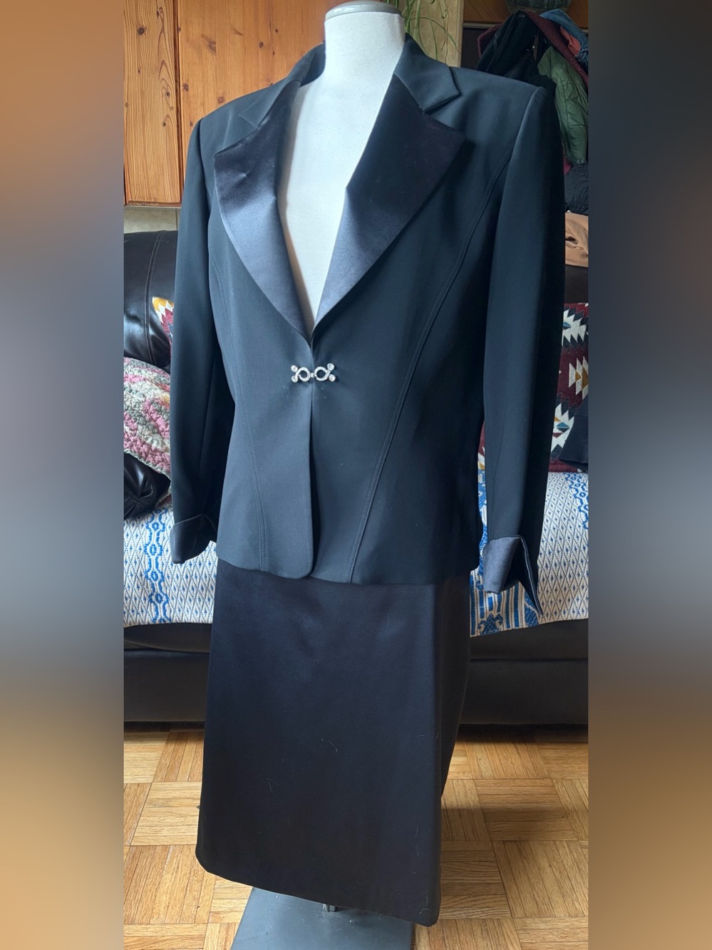Vintage 60's 70's Jones New York Elegant Black Women's 2-piece Skirt Blazer Suit